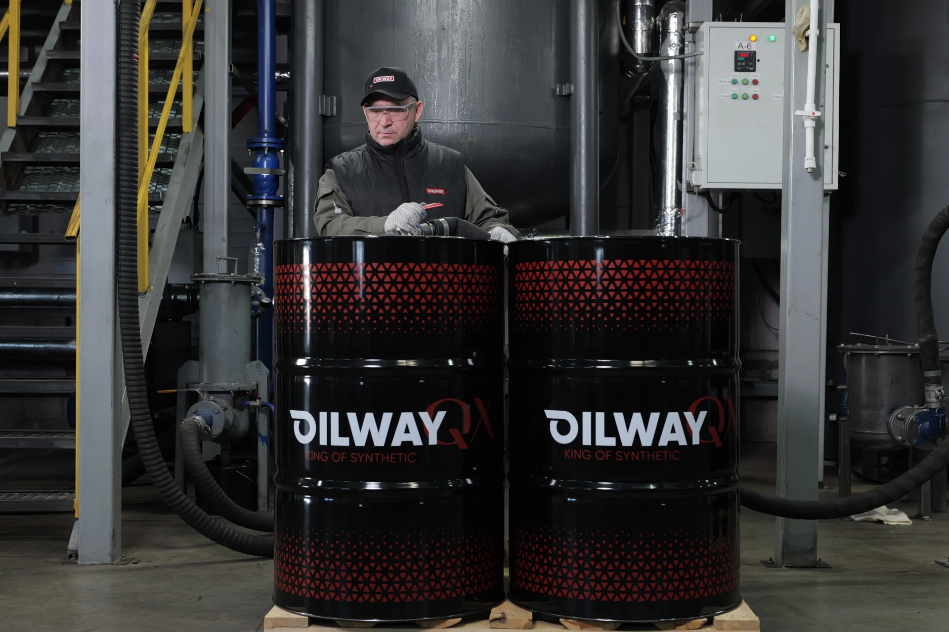 Сотрудник OILWAY выполняет розлив масла в бочки