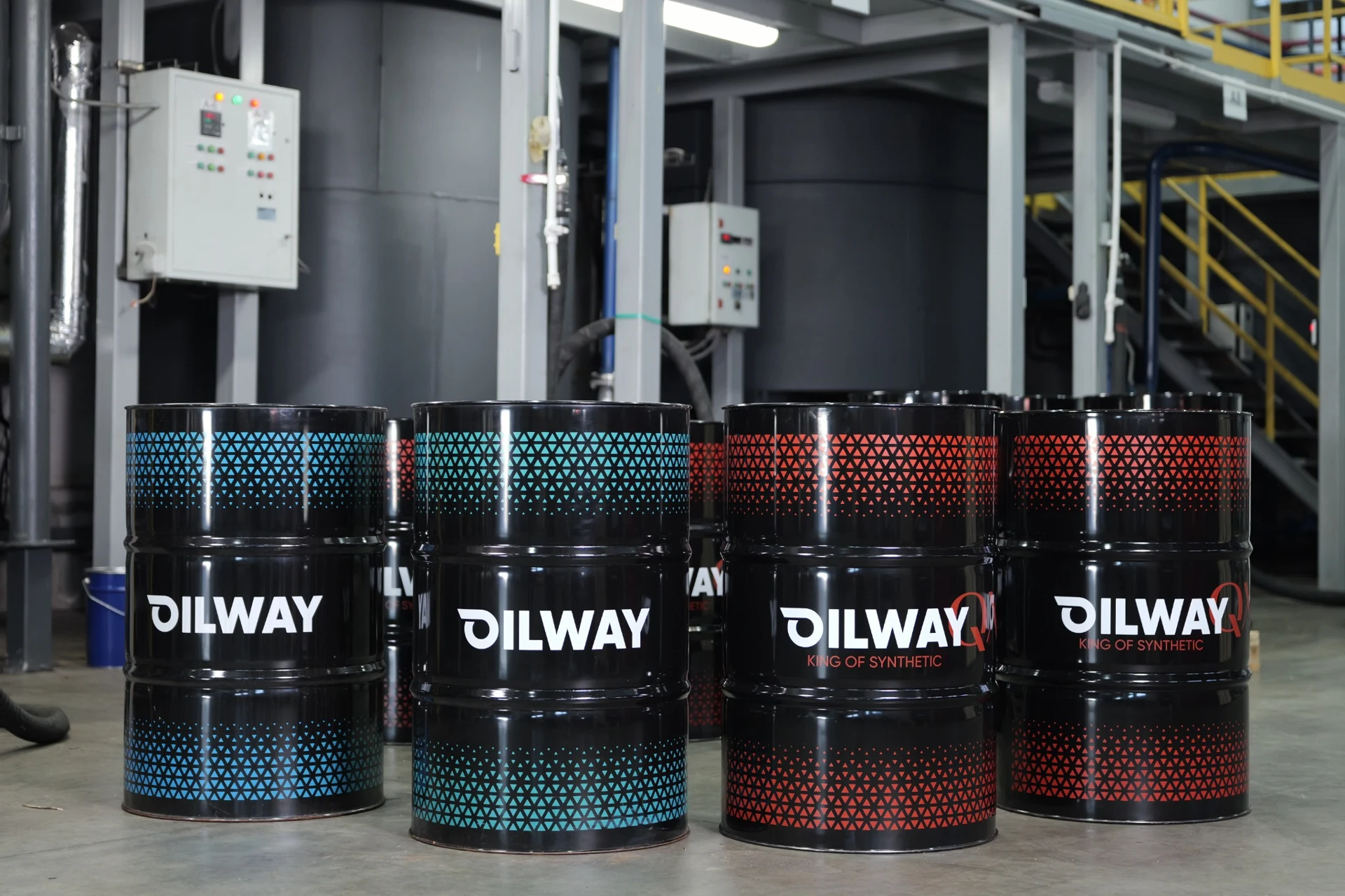 Бочки с маслами OILWAY и OILWAY QX в производственном цехе