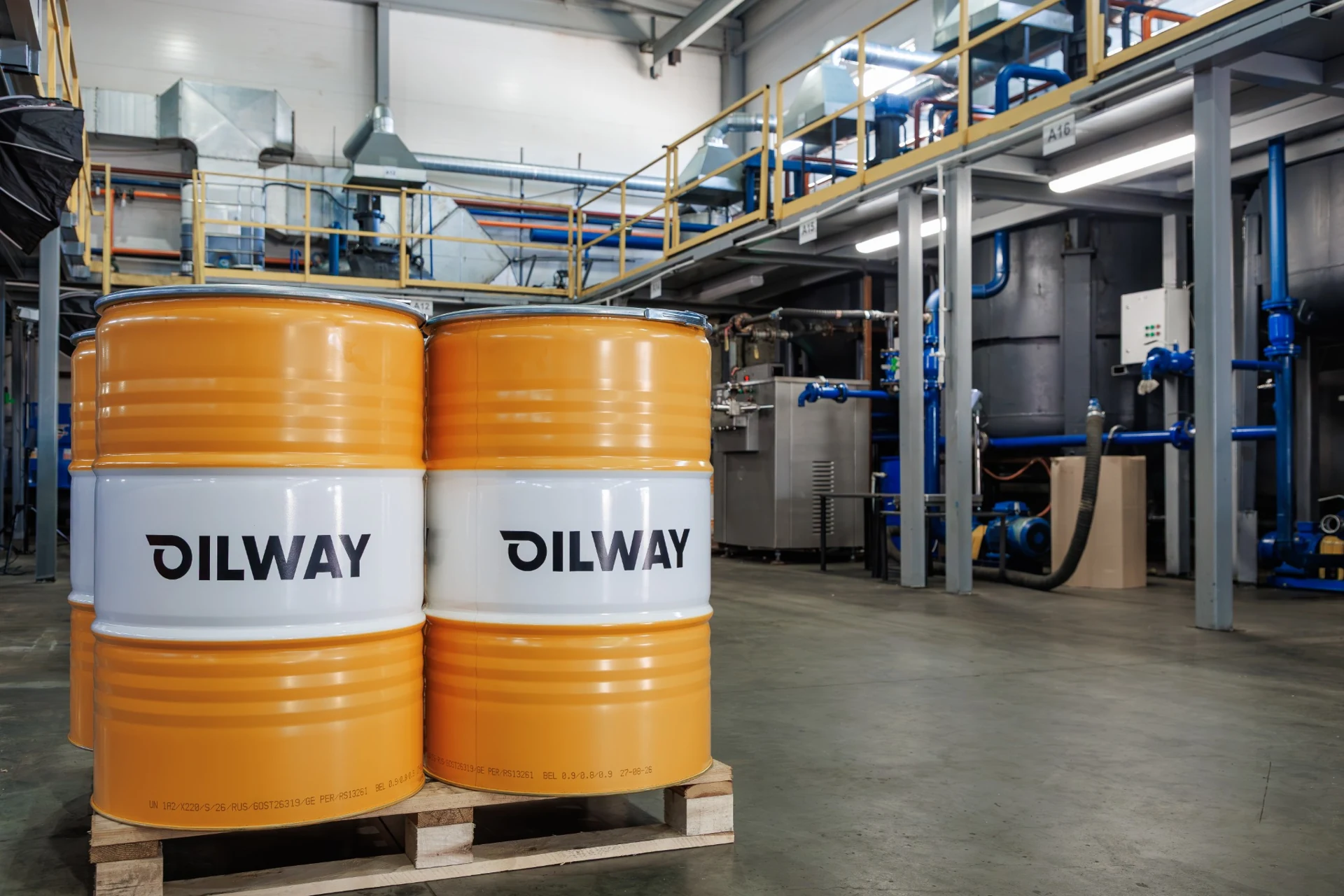 Бочки OILWAY на фоне реакторов и оборудования цеха